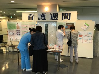 看護週間(全体)　患者後ろ姿
